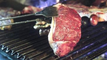 El tradicional "asado" de los argentinos se ha convertido en un lujo que muchos ya no pueden darse.