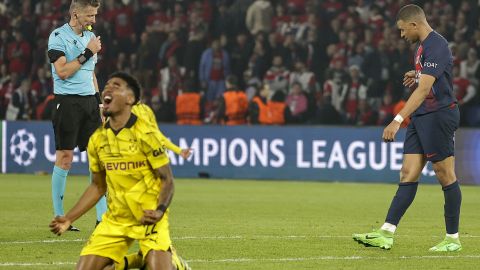 Paris (France), 06/05/2024.- Kylian Mbappe of PSG (R) reacts after the final whistle of the UEFA Champions League semi finals, 2nd leg soccer match of Paris Saint-Germain against Borussia Dortmund, in Paris, France, 07 May 2024. (Liga de Campeones, Francia, Rusia) EFE/EPA/CHRISTOPHE PETIT TESSON