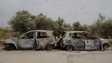 Automóviles quemados en la aldea de al-Mughayyir en Cisjordania; los colonos incendiaron más de 20 casas y 100 vehículos durante un fin de semana de ataques.