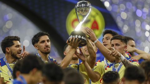 MEX9034. CIUDAD DE MÉXICO (MÉXICO), 26/05/2024.- Jugadores del América celebran al derrotar a Cruz Azul este domingo, durante un juego por la final del torneo Clausura 2024 de la Liga MX, celebrado en el estadio Azteca de la Ciudad de México (México). EFE/Sáshenka Gutiérrez