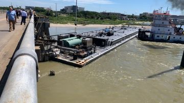 Barcaza chocó contra el puente Pelican Island en Texas y provocó daños en su vía ferroviaria