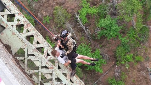 Joven sobrevivió a una caída de 400 pies desde un icónico puente del estado Washington