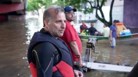 Aunque no sabía nadar y jamás había utilizado un kayak antes, Ivan Brizola pidió prestado uno y empezó a rescatar a personas.