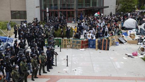 Irvine (United States), 16/05/2024.- Law enforcement confronts a pro-Palestinian encampment of protestors on the campus of the University of California Irvine in Irvine, California, USA, 15 May 2024. Nationwide protests have sprung up across the country on school campuses, many calling for institutions to divest investments in Israel and support a ceasefire in the Gaza conflict. (Protestas) EFE/EPA/CAROLINE BREHMAN