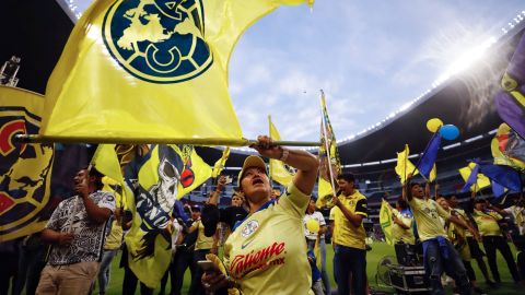 MEX9302. CIUDAD DE MÉXICO (MÉXICO), 28/05/2024.- Aficionados del club América celebran la obtención del bicampeonato del torneo Clausura 2024 de la Liga MX, este martes en el Estadio Azteca, en Ciudad de México (México). EFE/ Sáshenka Gutiérrez