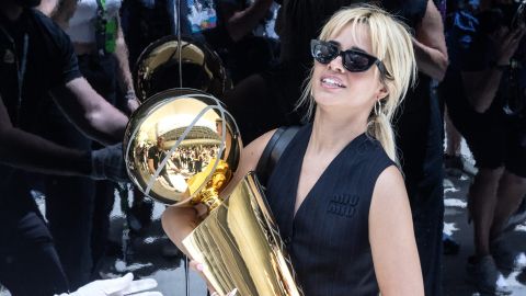 Miami Gardens (United States), 05/05/2024.- American singer-songwriter Camila Cabello holds the Larry O'Brien Championship Trophy for the NBA winner as she arrives to the Miami International Autodrome to watch the Formula 1 Miami Grand Prix, at the Miami International Autodrome in Miami Gardens, FL, USA, 05 May 2024. (Fórmula Uno, Roma) EFE/EPA/CRISTOBAL HERRERA-ULASHKEVICH