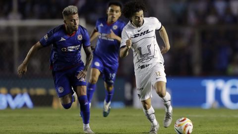 MEX7478. CIUDAD DE MÉXICO (MÉXICO), 12/05/2024.- César Huerta (d) de Pumas disputa un balón con Gonzalo Piovi de Cruz Azul este domingo, durante un partido de vuelta por los cuartos de final del torneo Clausura 2024 de la Liga MX, en el estadio Ciudad de los Deportes, en Ciudad de México (México). EFE/Isaac Esquivel