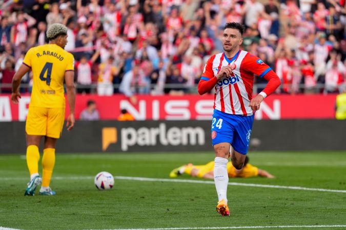 El delantero del Girona, Portu, celebra el segundo gol de su equipo durante el encuentro correspondiente a la jornada 34 de LaLiga que Girona y FC Barcelona disputaron en el estadio municipal de Montilivi.