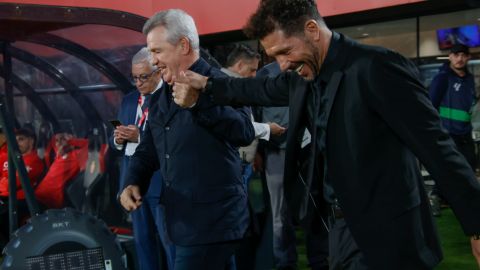 El mexicano Javier Aguirre saludando al argentino Diego Simeone antes del encuentro entre el Mallorca y el Atlético Madrid.