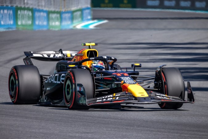 El mexicano Sergio "Checo" Pérez durante un momento de la clasificación para el Gran Premio de Miami que se llevó a cabo este sábado en el Autódromo Internacional de Miami.