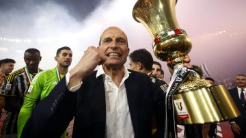 Rome (Italy), 15/05/2024.- Juventus' coach Massimiliano Allegri celebrates with the trophy and his players after winning the Italian Cup final soccer match between Atalanta BC and Juventus FC, in Rome, Italy, 15 May 2024. (Italia, Roma) EFE/EPA/ANGELO CARCONI