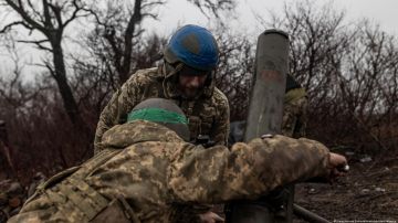 Soldados ucranianos operan un mortero en la región de Donetsk.