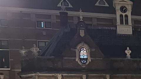 Los manifestantes construyeron varias barricadas y acamparon dentro y fuera del edificio Oudemanhuispoort de la Universidad de Amsterdam (UvA).