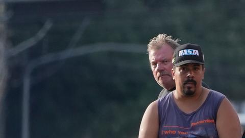 Residentes de Porta Alegre son evacuados en un vehículo militar de una zona inundada.