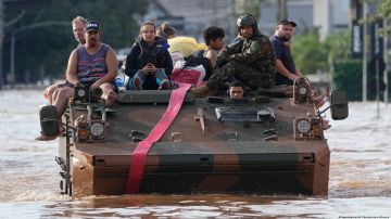 Residentes de Porta Alegre son evacuados en un vehículo militar de una zona inundada.