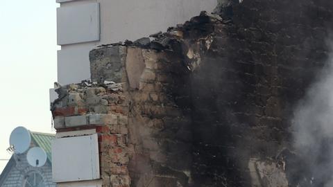 Bomberos ucranianos inspeccionan un edificio destruido por un misil ruso en Járkov.