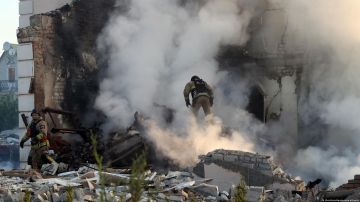 Bomberos ucranianos inspeccionan un edificio destruido por un misil ruso en Járkov.