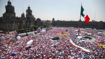 Una multitud vestida de rosado acudió a la principal plaza pública de México para respaldar a Xóchitl Gálvez.