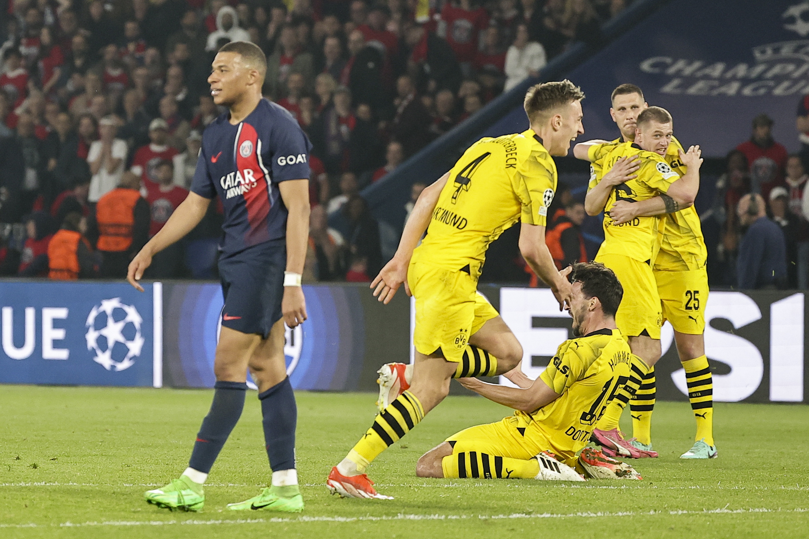 Los jugadores del Borussia Dortmund celebran delante de Kylian Mbappé luego de haber conseguido su boleto a la final de la Champions League.