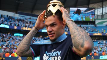 Manchester (United Kingdom), 19/05/2024.- Manchester City's goalkeeper Ederson wears the crown tip of the Premier League championship trophy, the fourth consecutive won by City, after the English Premier League soccer match of Manchester City against West Ham United, in Manchester, Britain, 19 May 2024. (Liga de Campeones, Reino Unido) EFE/EPA/ASH ALLEN EDITORIAL USE ONLY. No use with unauthorized audio, video, data, fixture lists, club/league logos, 'live' services or NFTs. Online in-match use limited to 120 images, no video emulation. No use in betting, games or single club/league/player publications.