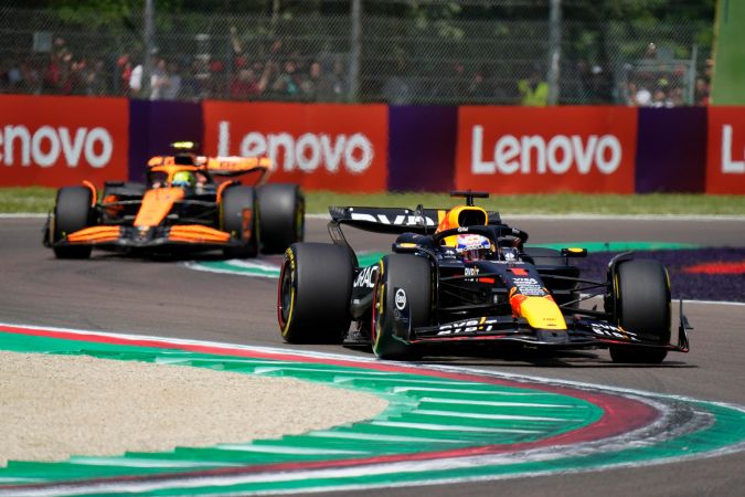El neerlandés Max Verstappen aguantando la presión del británico Lando Norris este domingo durante el Gran Premio de Emilia Romagna.