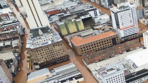 Las impactantes imágenes de las inundaciones en Brasil que ya dejaron más de 80 muertos