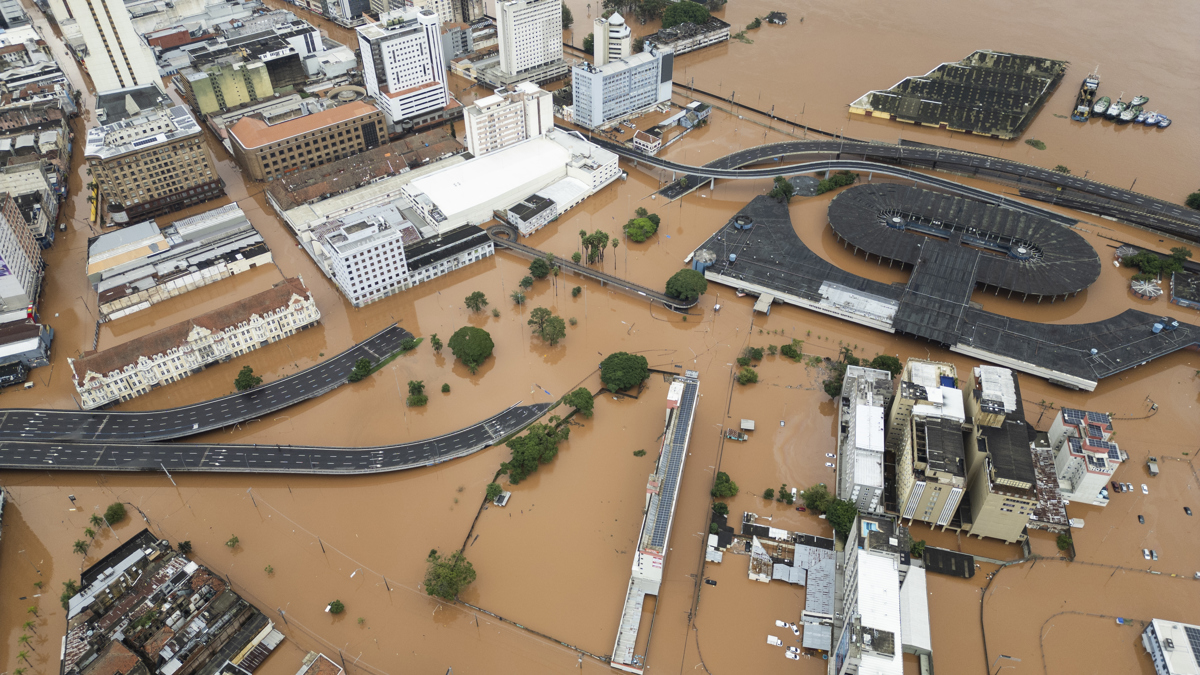Las impactantes imágenes de las inundaciones en Brasil que ya dejaron más  de 80 muertos - La Opinión