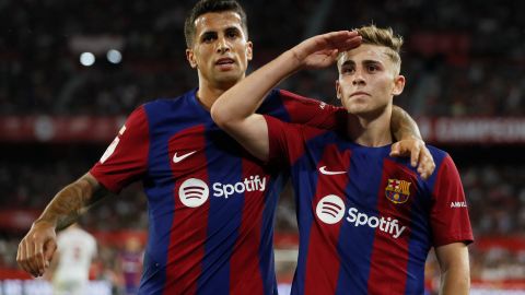 El delantero del FC Barcelon,a Fermín López, celebra su gol durante el último partido de LaLiga que jugaron ante el Sevilla en el estadio Ramón Sánchez-Pizjuán, en Sevilla.