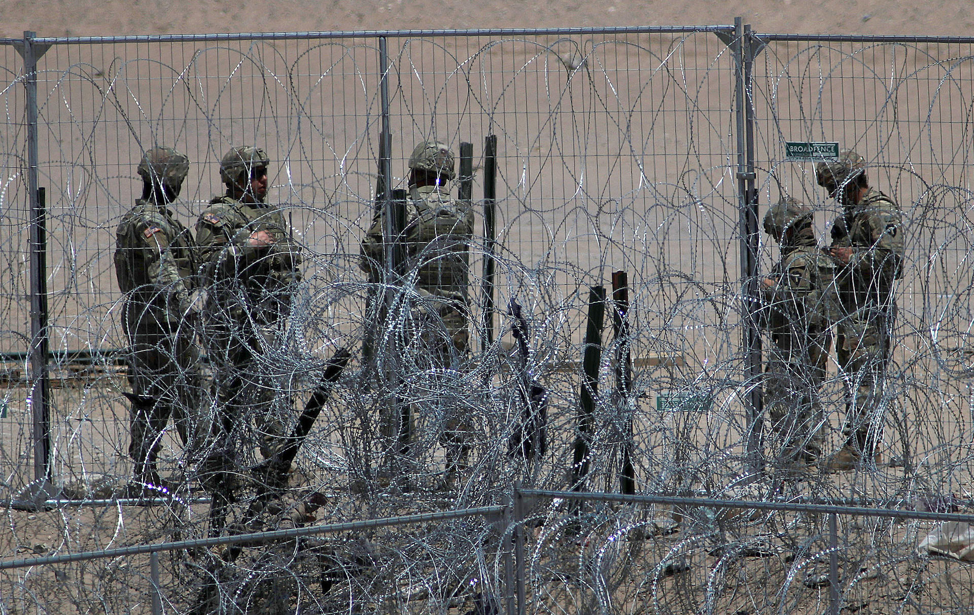 Migrantes acusan a guardias de Texas de disparar balas de goma y gas en frontera con México