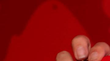 AMDEP1575. CIUDAD DE PANAMÁ (PANAMÁ), 09/05/2024.- Una mujer sostiene la nueva camiseta de la selección panameña de fútbol este jueves, en Ciudad de Panamá (Panamá). La Federación Panameña de Fútbol (Fepafut) y su marca aliada Reebok divulgaron este jueves la nueva camiseta que la selección panameña usará en la Copa América y las eliminatorias del Mundial 2026 en la que destacan detalles culturales. EFE/ Gabriel Rodríguez