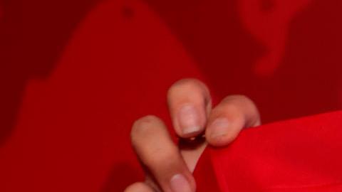 AMDEP1575. CIUDAD DE PANAMÁ (PANAMÁ), 09/05/2024.- Una mujer sostiene la nueva camiseta de la selección panameña de fútbol este jueves, en Ciudad de Panamá (Panamá). La Federación Panameña de Fútbol (Fepafut) y su marca aliada Reebok divulgaron este jueves la nueva camiseta que la selección panameña usará en la Copa América y las eliminatorias del Mundial 2026 en la que destacan detalles culturales. EFE/ Gabriel Rodríguez