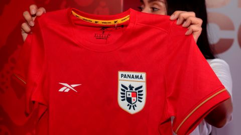 AMDEP1575. CIUDAD DE PANAMÁ (PANAMÁ), 09/05/2024.- Una mujer sostiene la nueva camiseta de la selección panameña de fútbol este jueves, en Ciudad de Panamá (Panamá). La Federación Panameña de Fútbol (Fepafut) y su marca aliada Reebok divulgaron este jueves la nueva camiseta que la selección panameña usará en la Copa América y las eliminatorias del Mundial 2026 en la que destacan detalles culturales. EFE/ Gabriel Rodríguez