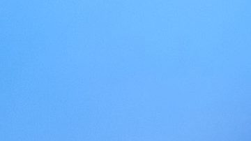 ROMA, 24/04/2024.-El piloto monegasco Charles Lecrerc luce el nuevo patrocinio de la escudería italiana Ferrari, el de la tecnológica estadounidense HP. La escudería italiana Ferrari celebrará sus 70 años de presencia en Estados Unidos incluyendo detalles en dos tonos de azul tanto en sus monoplazas como en los uniformes del equipo durante el Gran Premio de Miami que se celebrará el domingo 5 de mayo. Tanto los monoplazas, los SF-24, como los monos de los pilotos Carlos Sainz y Charles Lecrec, así como la vestimenta de mecánicos y trabajadores, tendrán detalles en dos tonos de azul que la histórica marca utilizó durante la década de los 60 y hasta mediados de los 70. EFE/Ferrari***SOLO USO EDITORIAL/SOLO DISPONIBLE PARA ILUSTRAR LA NOTICIA QUE ACOMPAÑA (CRÉDITO OBLIGATORIO)***