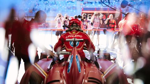 ROMA, 24/04/2024.-El piloto monegasco Charles Lecrerc luce el nuevo patrocinio de la escudería italiana Ferrari, el de la tecnológica estadounidense HP. La escudería italiana Ferrari celebrará sus 70 años de presencia en Estados Unidos incluyendo detalles en dos tonos de azul tanto en sus monoplazas como en los uniformes del equipo durante el Gran Premio de Miami que se celebrará el domingo 5 de mayo. Tanto los monoplazas, los SF-24, como los monos de los pilotos Carlos Sainz y Charles Lecrec, así como la vestimenta de mecánicos y trabajadores, tendrán detalles en dos tonos de azul que la histórica marca utilizó durante la década de los 60 y hasta mediados de los 70. EFE/Ferrari***SOLO USO EDITORIAL/SOLO DISPONIBLE PARA ILUSTRAR LA NOTICIA QUE ACOMPAÑA (CRÉDITO OBLIGATORIO)***