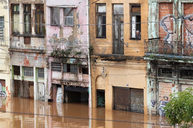 Las impactantes imágenes de las inundaciones en Brasil que ya dejaron más de 80 muertos