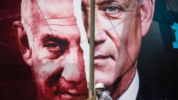 Benny Gantz (der.) es un político centrista, mientras que Netanyahu (izq.) se ubica a la derecha del espectro ideológico.