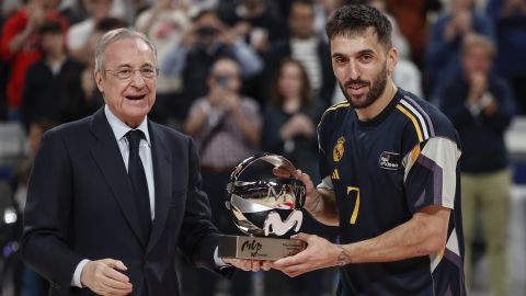 MADRID, 15/05/2024.- El base argentino del Real Madrid, Facundo Campazzo (d), acompañado por el presidente del equipo blanco, Florentino Pérez, tras recibir el trofeo de MVP de la Liga Endesa 2023/24 antes del inicio del encuentro correspondiente a los Playoff que Real Madrid y Gran Canaria disputan hoy miércoles en el Wizink Center de Madrid. EFE / Sergio Pérez.