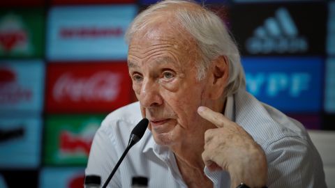 BUENOS AIRES (ARGENTINA), 05/05/2024.- Fotografía de archivo, tomada el 25/01/2019, de César Luis Menotti, el entrenador campeón del mundo con la selección de Argentina en 1978, extécnico del Barcelona y el Atlético de Madrid y actual director de Selecciones Nacionales, que falleció este domingo a los 85 años. EFE/Archivo/Juan Ignacio Roncoroni