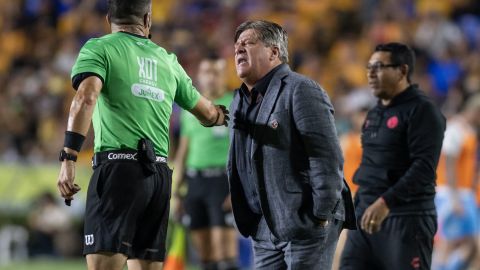 AME1087. MONTERREY (MÉXICO), 27/04/2024.- Miguel Herrera (c), entrenador de Tijuana, reclama una jugada al arbitro Fernando Hernández (i) este sábado, durante un partido del Torneo clausura Liga MX entre Tigres y Tijuana en el estadio Universitario - UANL, en Monterrey, Nuevo León (México). EFE/ Miguel Sierra