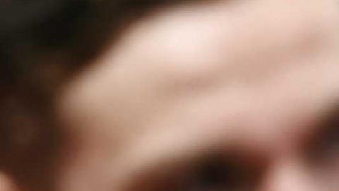 Hirving lozano levanta el trofeo del máximo circuito del fútbol de los Países Bajos.