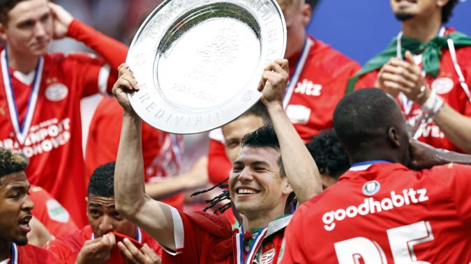 Hirving lozano levanta el trofeo del máximo circuito del fútbol de los Países Bajos.