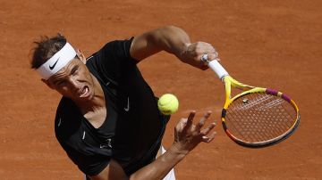 París (Francia), 24/05/2024.- El español Rafael Nadal durante una sesión de entrenamiento en la cancha Philippe Chatrier en Roland Garros en París, Francia, este viernes.-EFE/ Yoan Valat