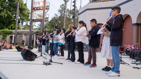 Estudiantes tocan sus instrumentos durante el festival de AESD en Anaheim.