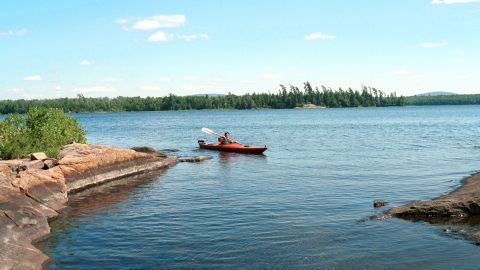 Hallan muerto en un lago de Minnesota a excursionista que viajaba solo de campamento