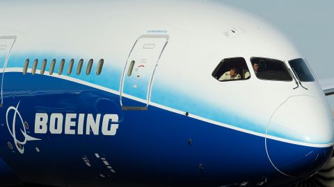 Otro incidente de Boeing: 10 heridos cuando un avión se estrelló tras salirse de la pista en Senegal