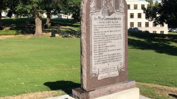 Un monumento con los Diez Mandamientos erigido en terrenos del Capitolio estatal en la ciudad de Oklahoma.