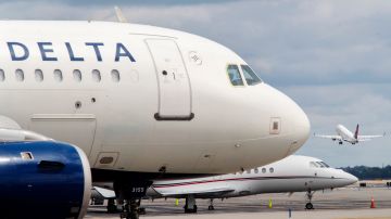 VIDEO: Avión de Delta AirLines se incendia al aterrizar en Seattle con 189 pasajeros a bordo