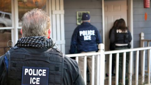 ICE lleva años arrestando inmigrantes en sus hogares.