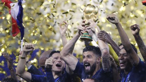 Olivier Giroud levanta la Copa del Mundo en Rusia 2018.