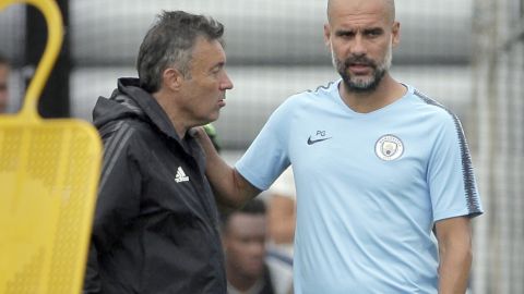 Pep Guardiola y Doménec Torrent conversando durante una sesión de entrenamiento del Manchester City.